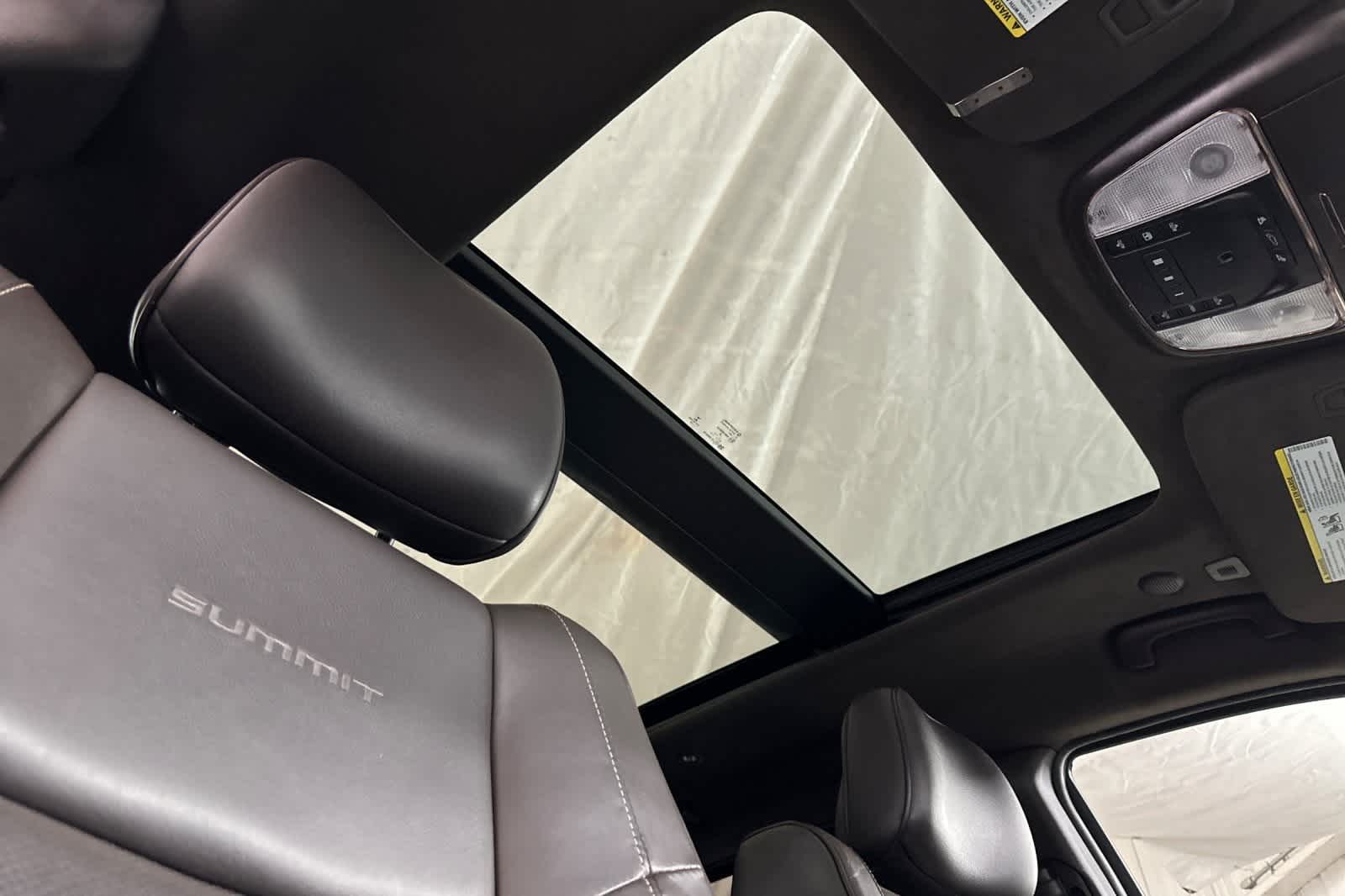 Thumbnail: 2018 Jeep Grand Cherokee - 17