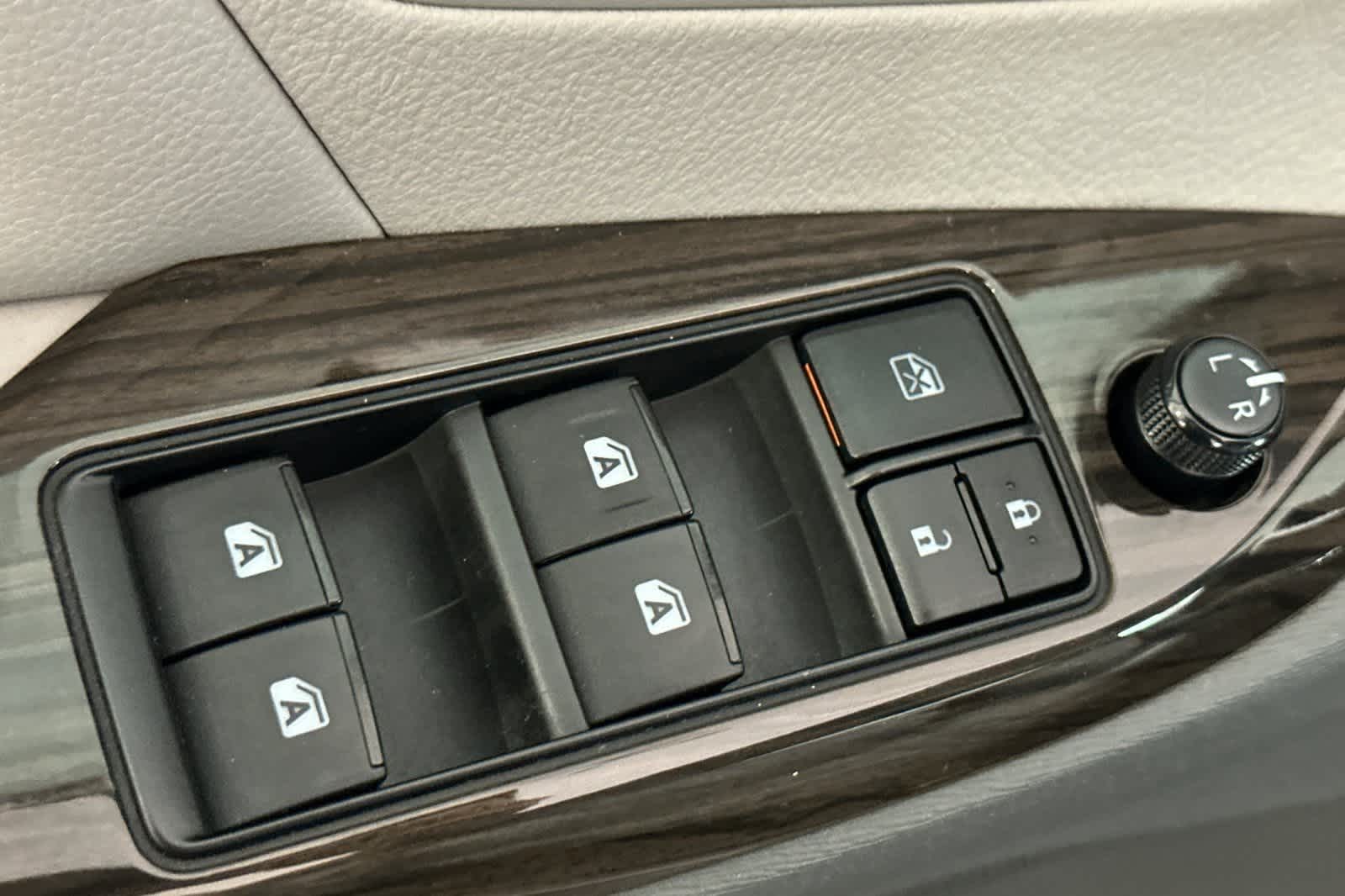 Thumbnail: 2017 Toyota Sienna - 13