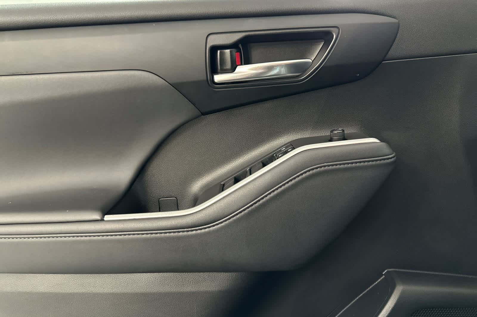 Thumbnail: 2022 Toyota Highlander - 12