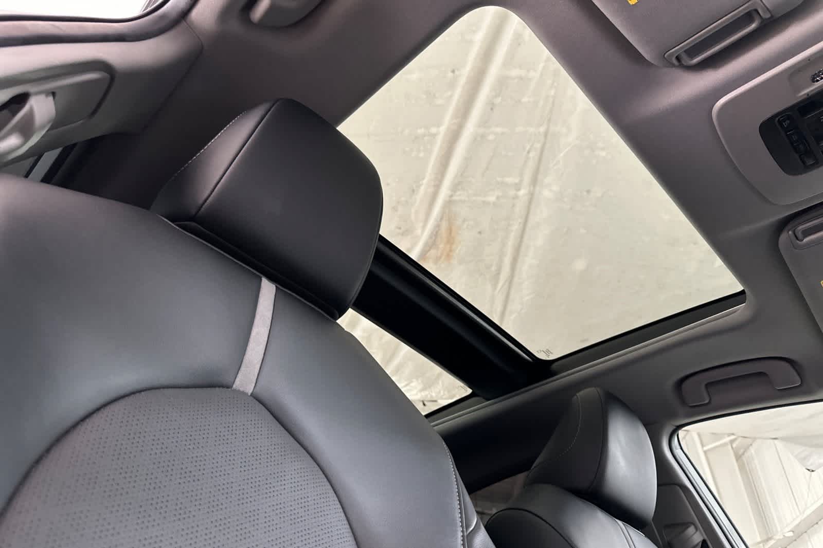 Thumbnail: 2022 Toyota Camry - 16