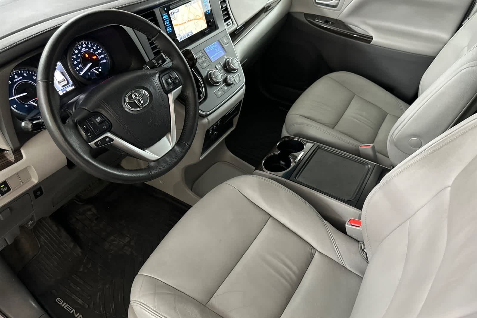 Thumbnail: 2017 Toyota Sienna - 11