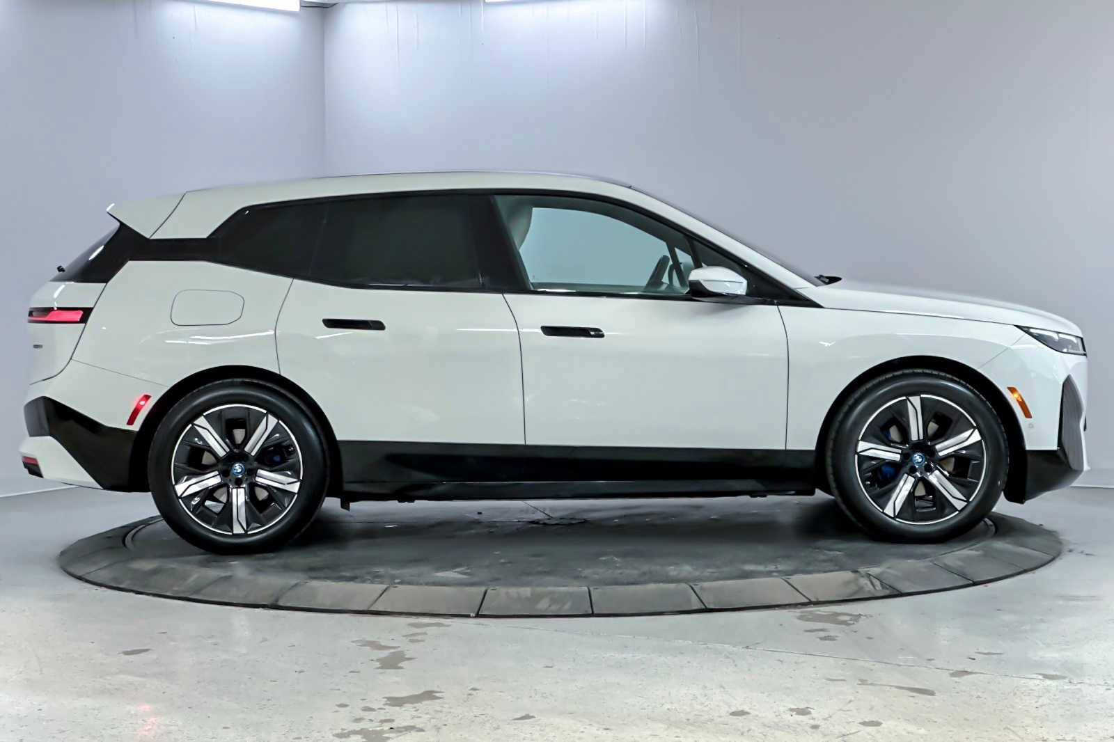 Thumbnail: 2022 BMW iX - 8