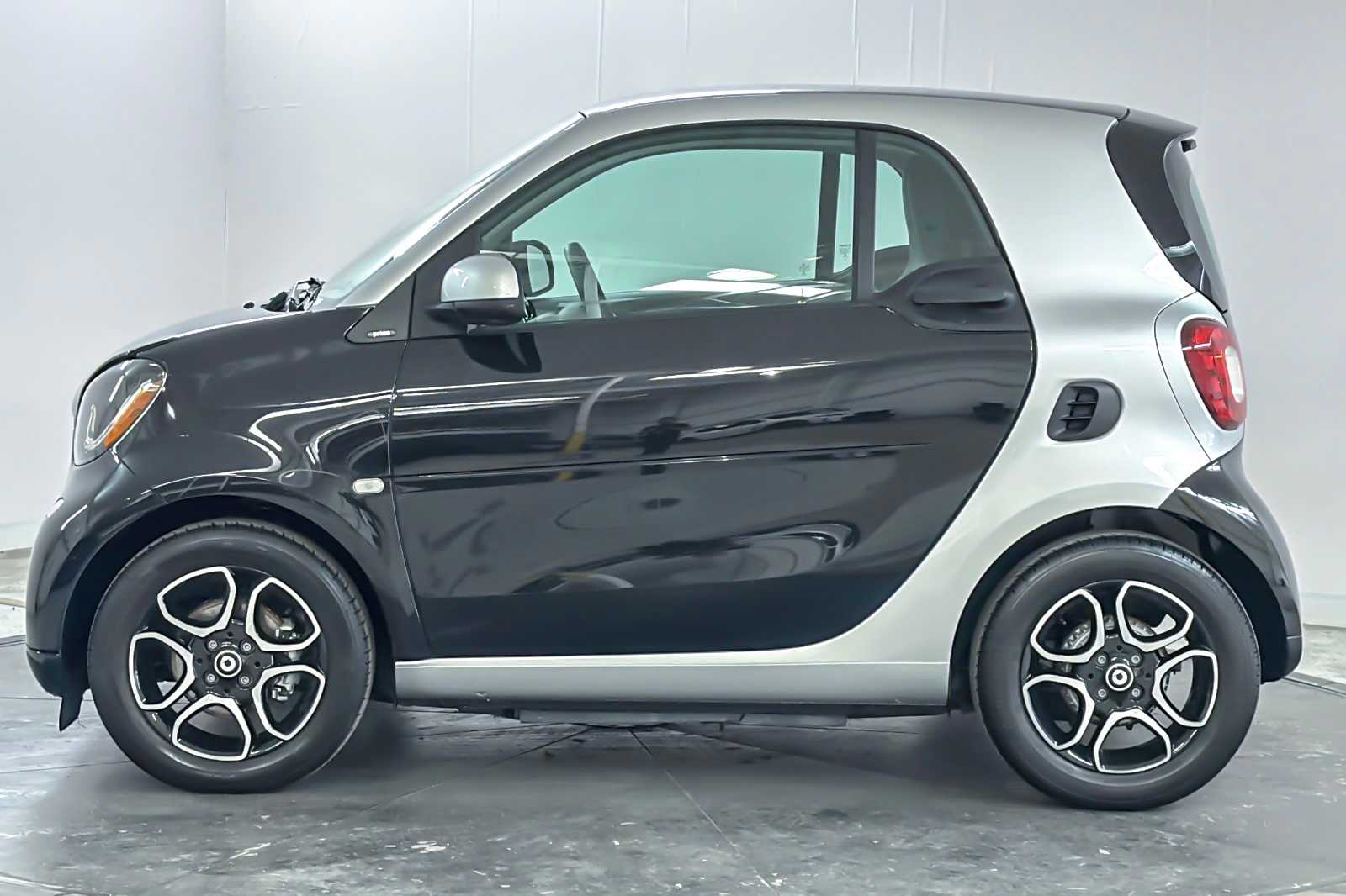 Thumbnail: 2018 smart fortwo - 4