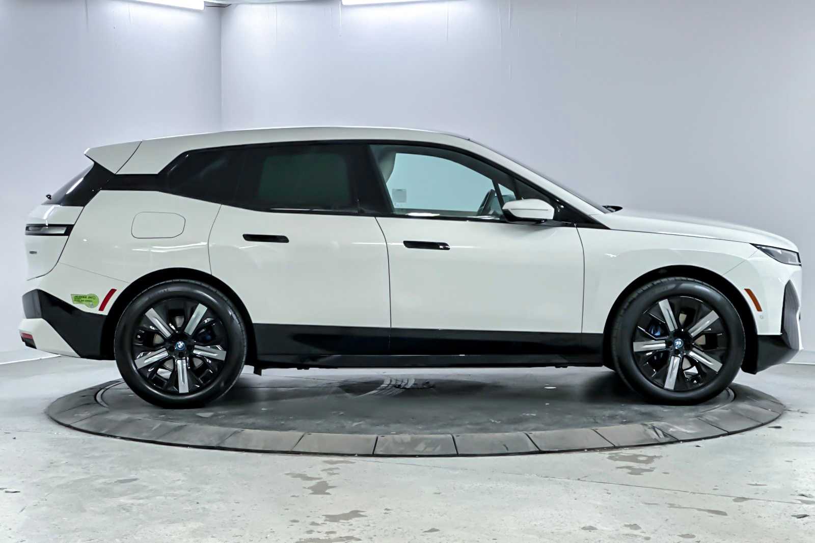 Thumbnail: 2023 BMW iX - 8