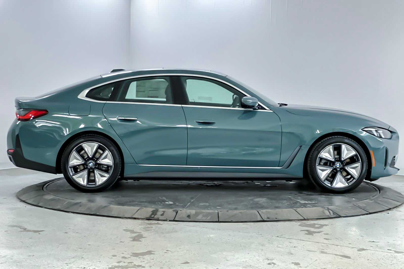 Thumbnail: 2025 BMW i4 - 8