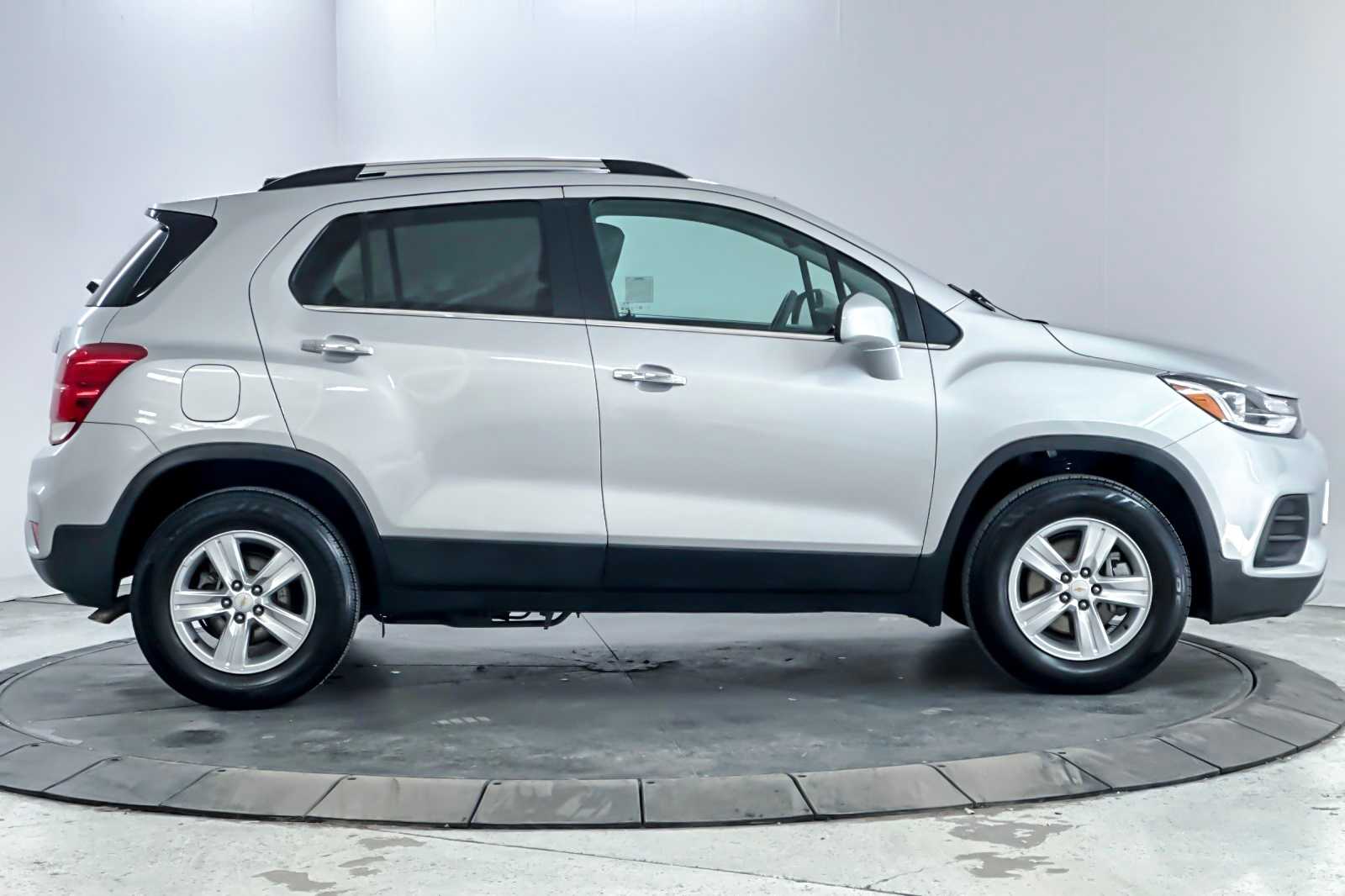 Thumbnail: 2017 Chevrolet Trax - 8