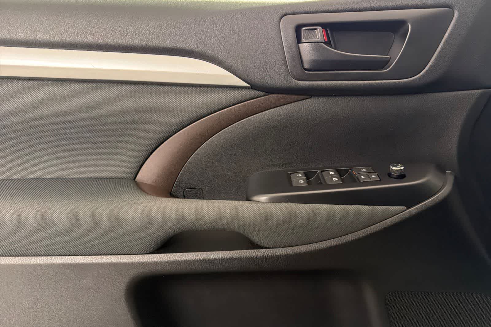 Thumbnail: 2019 Toyota Highlander - 12