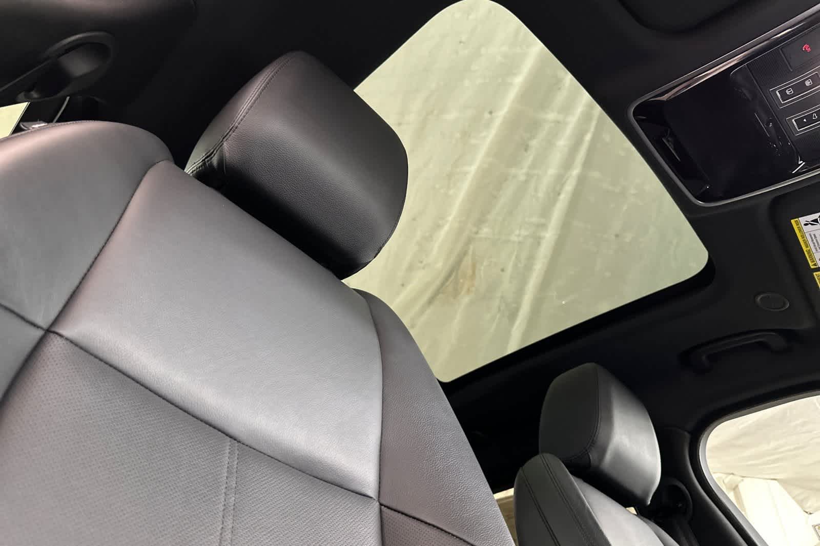 Thumbnail: 2025 Land Rover Range Rover Velar - 17