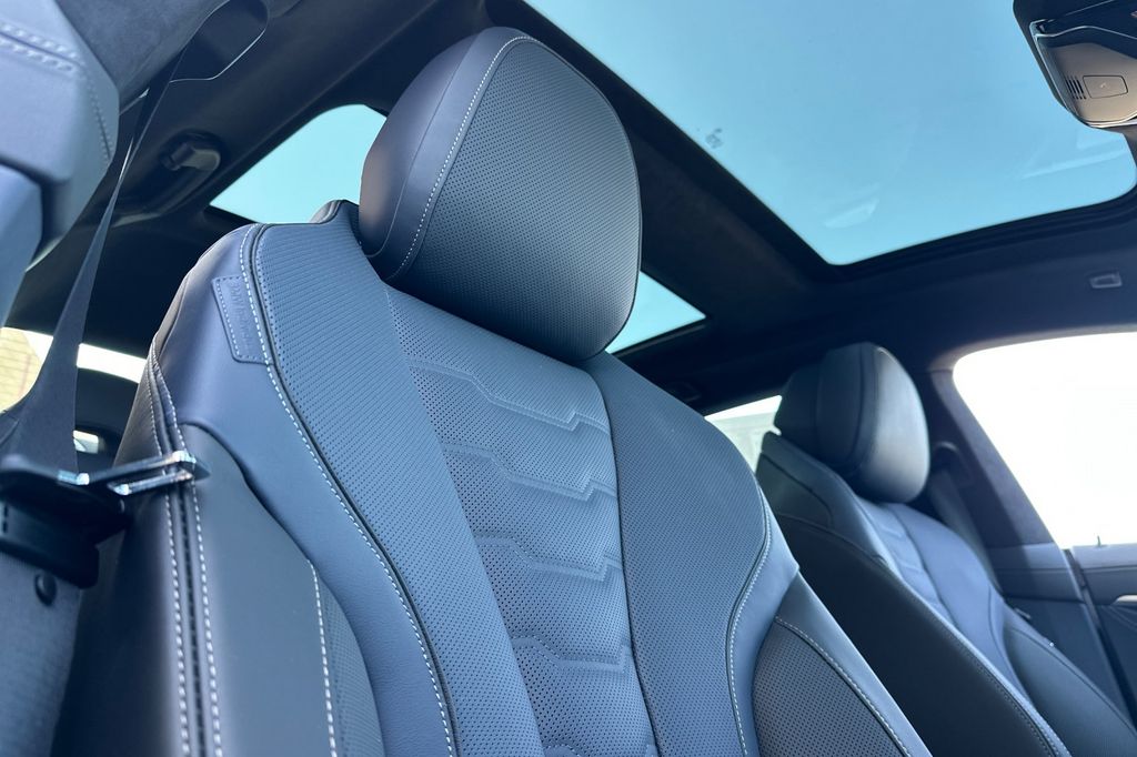 2026 BMW 8 Series M850i - Photo 14