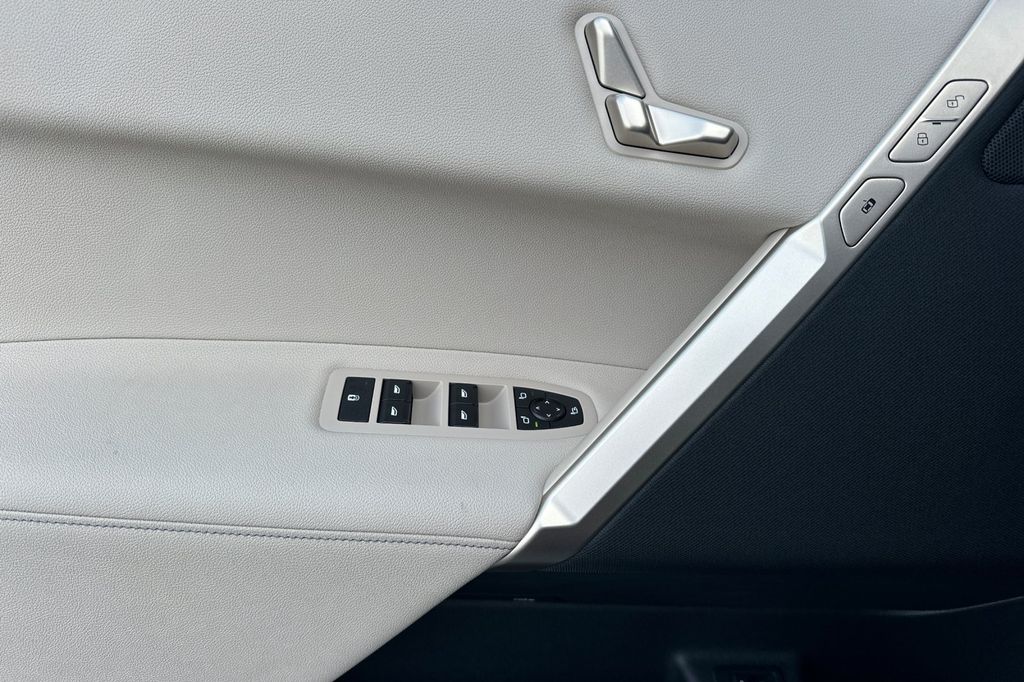 2026 BMW iX 45 - Photo 9