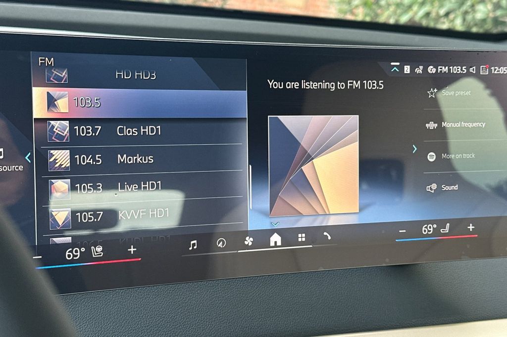 2026 BMW iX 45 - Photo 16