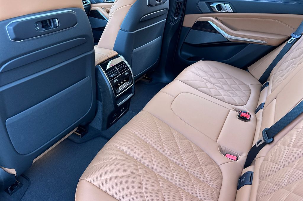 2026 BMW X5 M60i - Photo 10