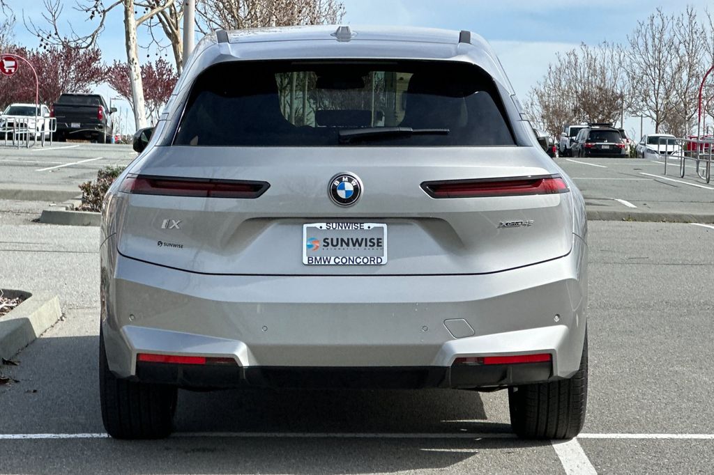 2026 BMW iX 45 - Photo 6