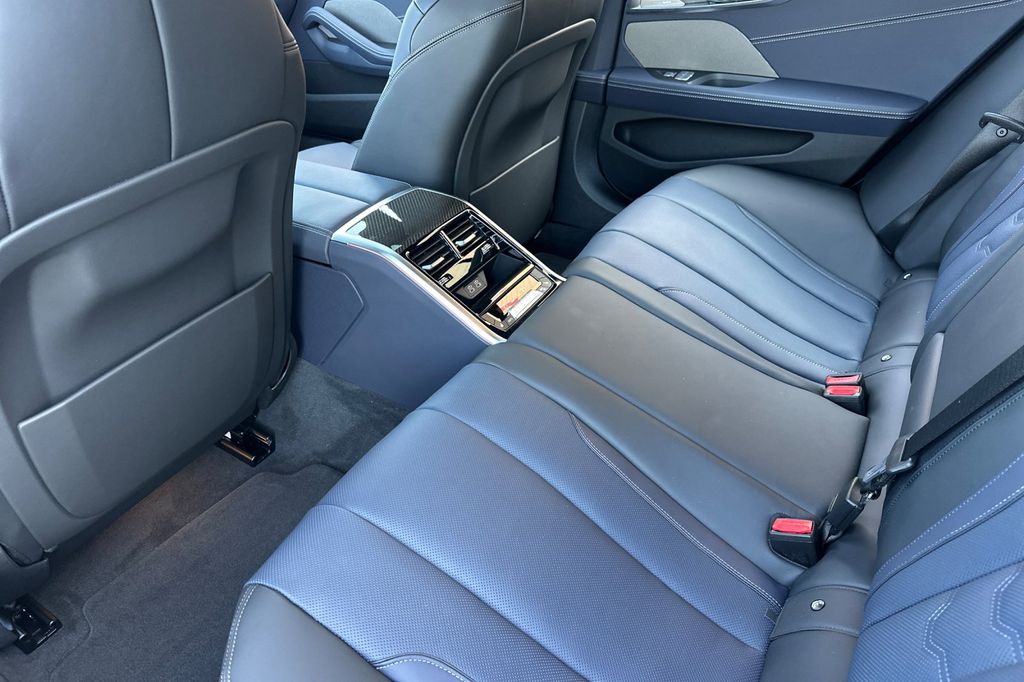 2026 BMW 8 Series M850i - Photo 10