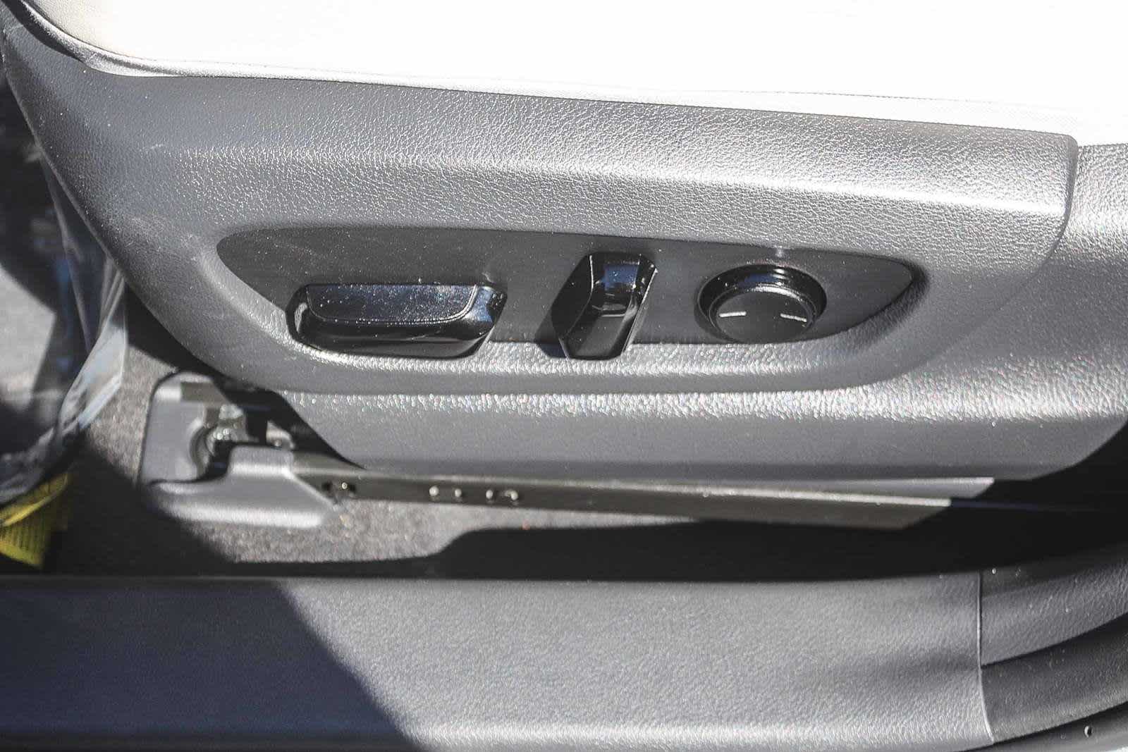 Thumbnail: 2024 Lexus UX - 18