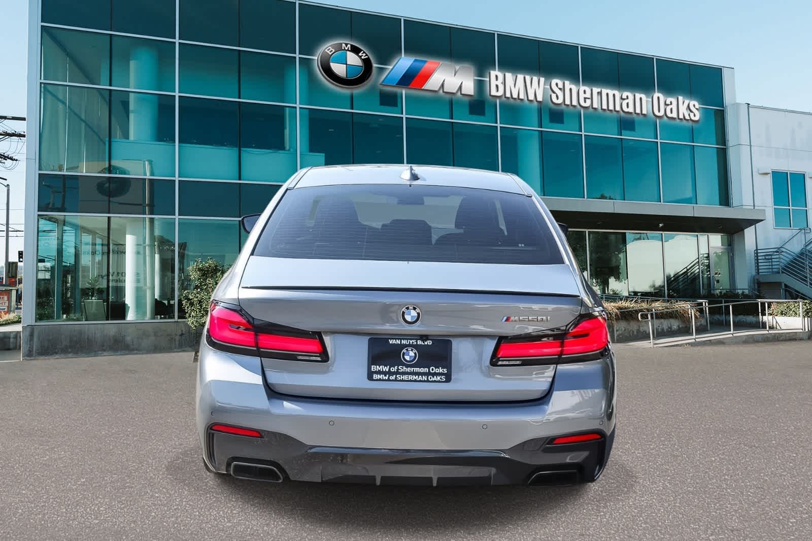 2023 BMW M550i xDrive photo 4