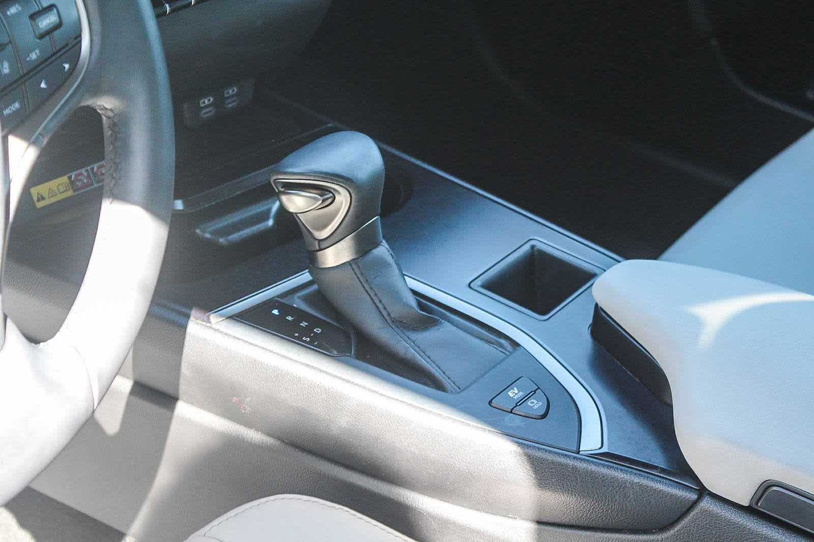 Thumbnail: 2024 Lexus UX - 16