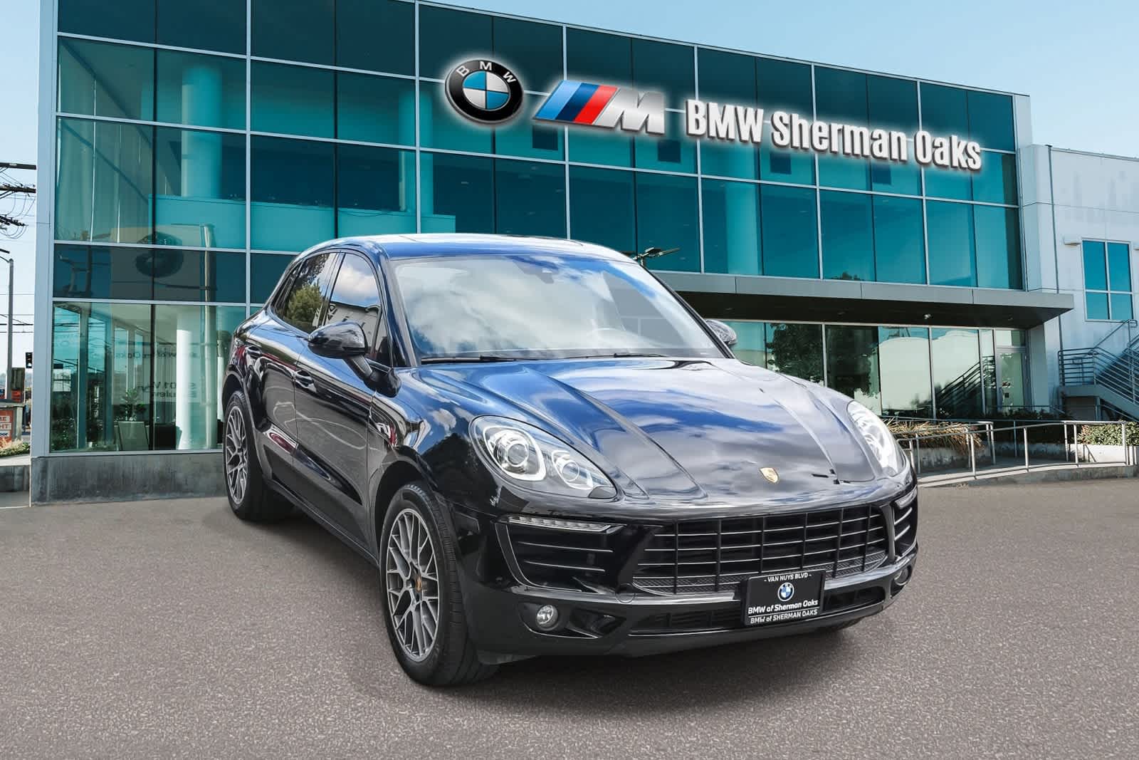2018 Porsche Macan Sport Edition photo 2