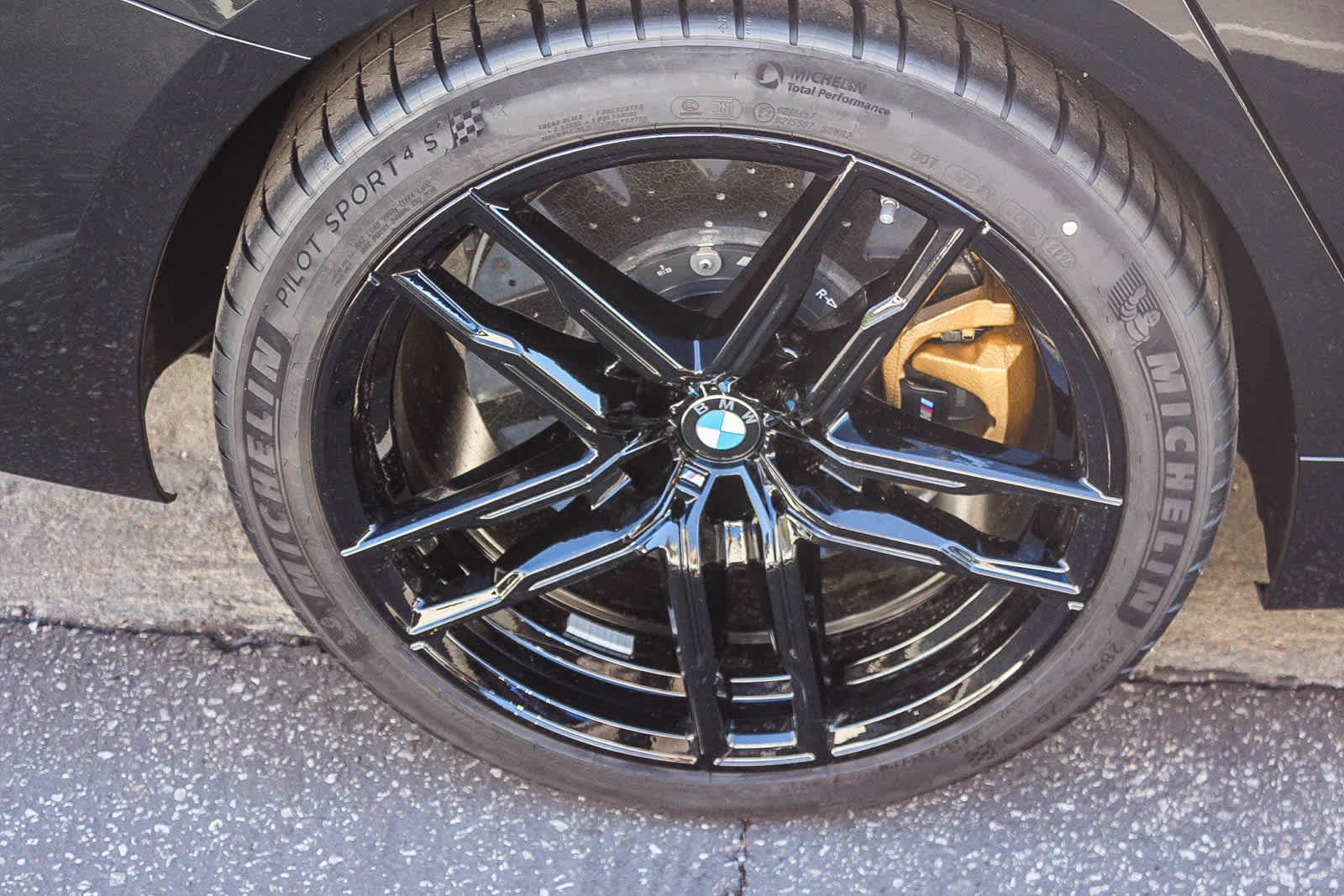 Thumbnail: 2025 BMW M8 - 8