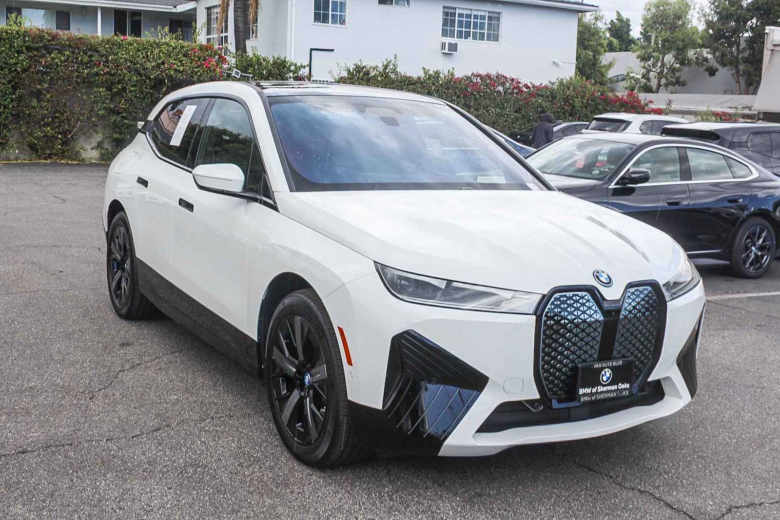 2025 BMW iX xDrive50 photo 4