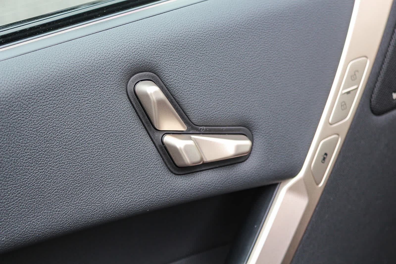 Thumbnail: 2026 BMW iX - 21