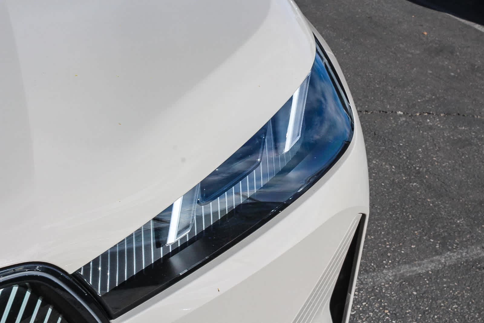 Thumbnail: 2026 BMW iX - 10