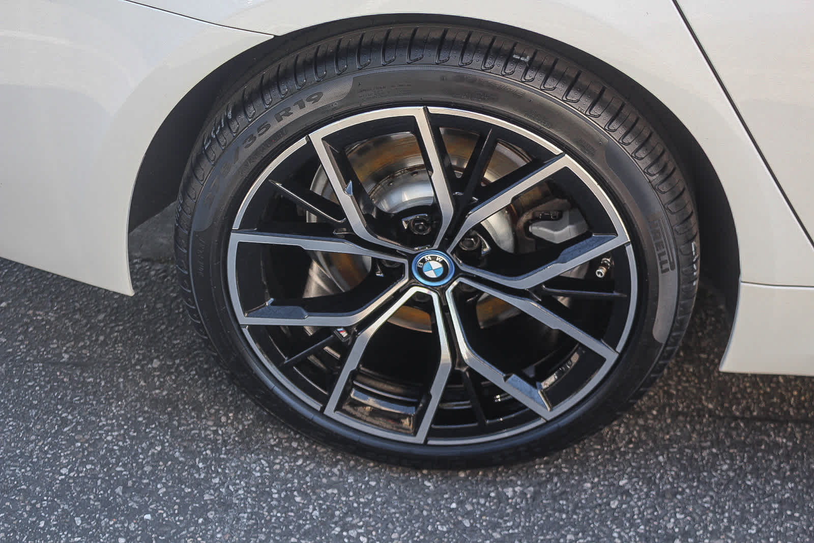 2023 BMW 530e photo 3