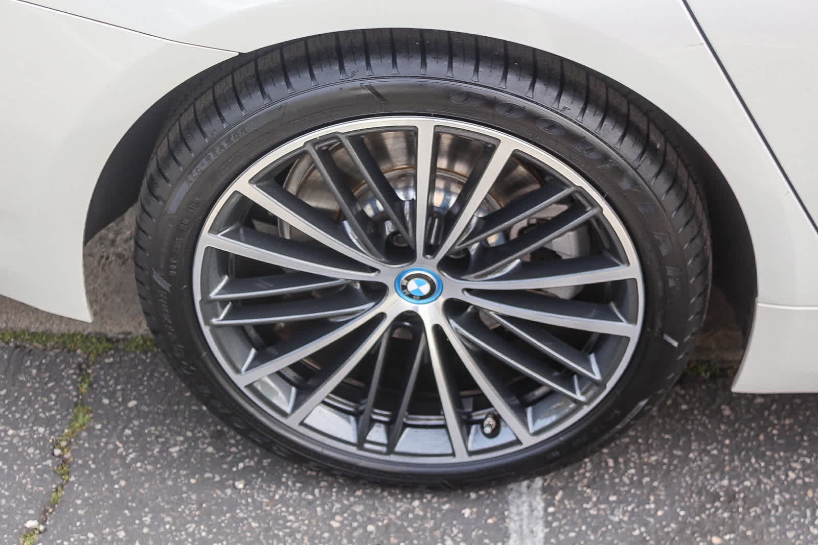 2023 BMW 530e photo 3