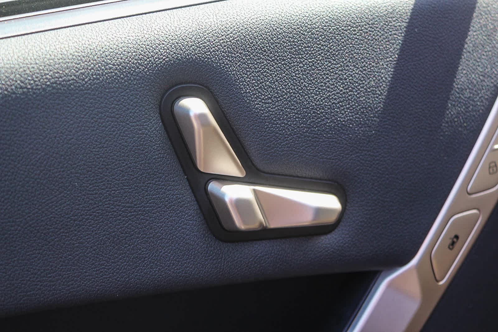 Thumbnail: 2023 BMW iX - 21