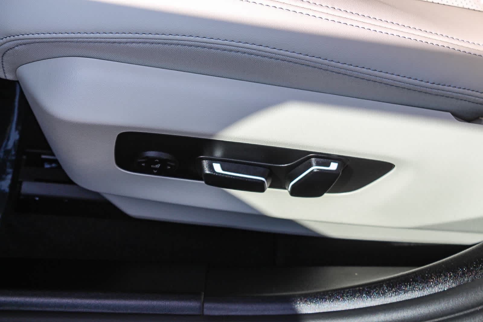 Thumbnail: 2026 BMW 5 Series - 21