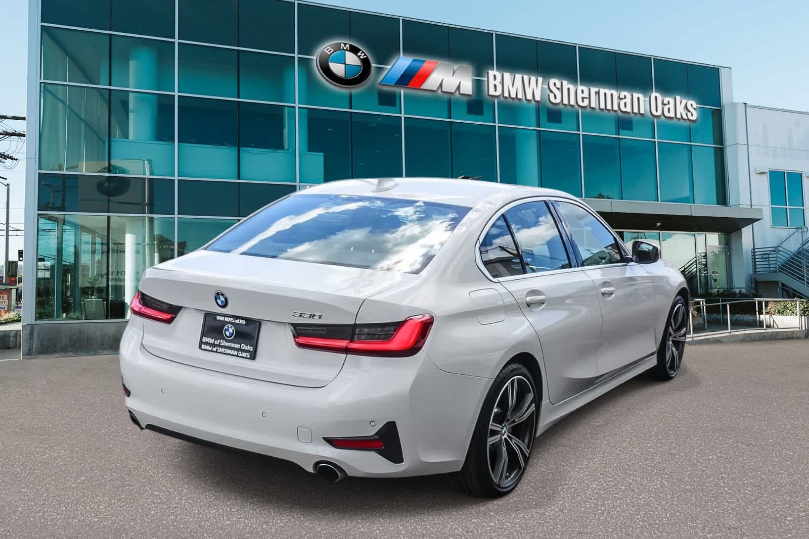 2020 BMW 330i photo 3