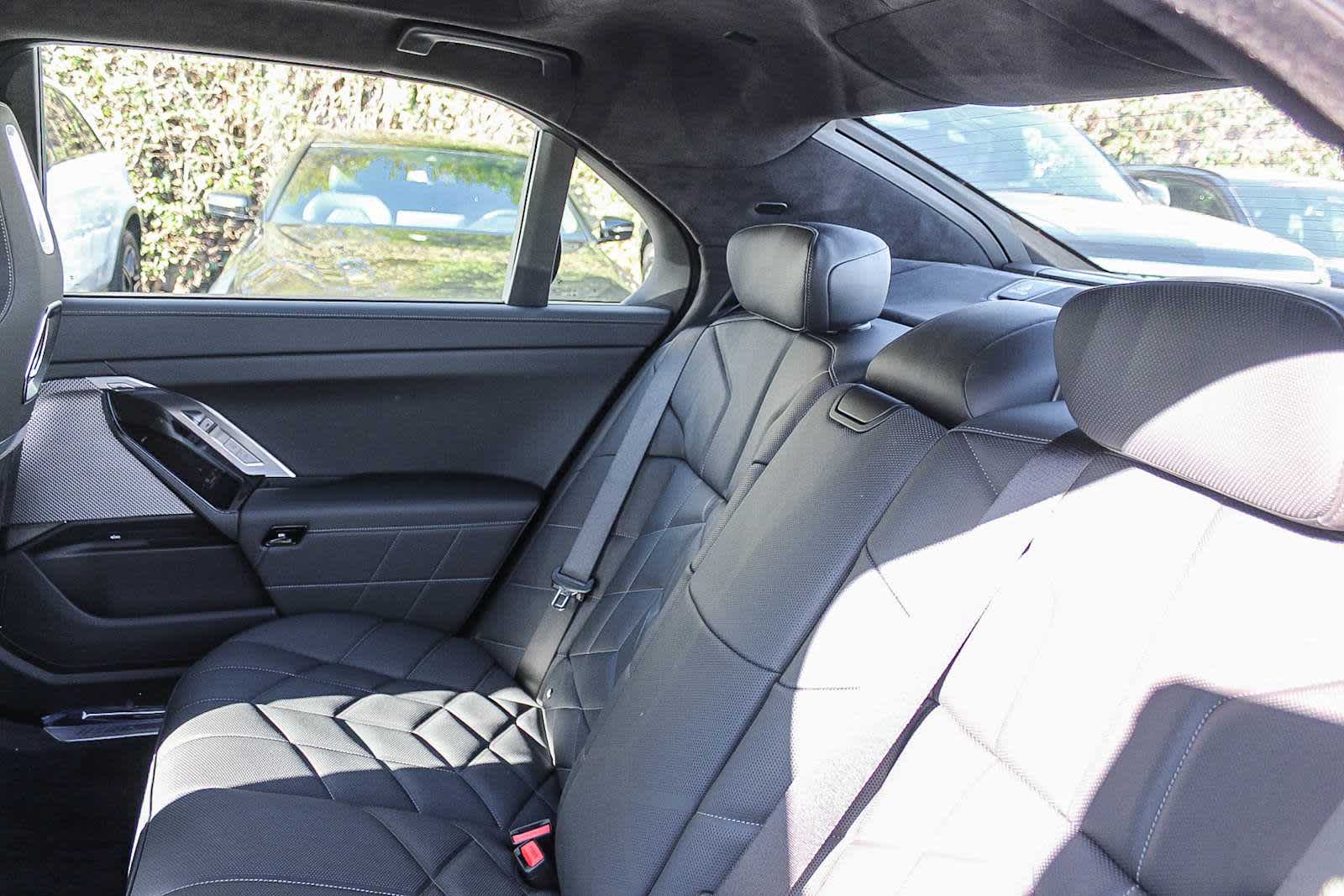 2026 BMW 7 Series 750e - Photo 18