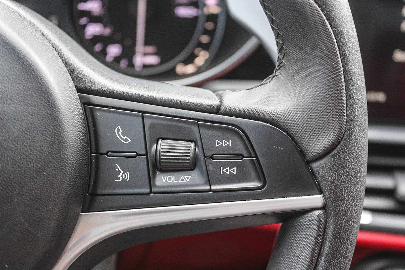 Thumbnail: 2019 Alfa Romeo Giulia - 36