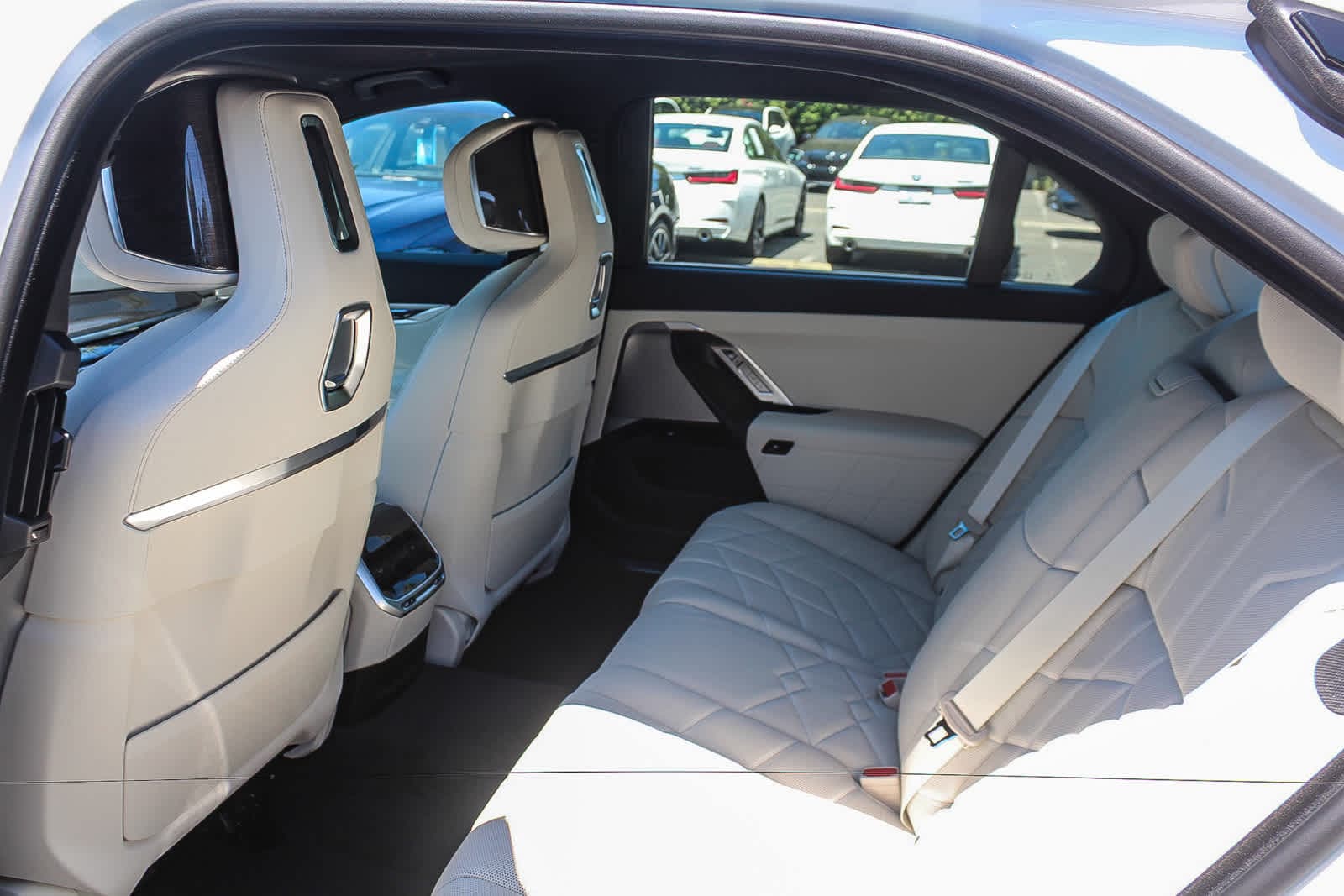 Thumbnail: 2026 BMW i7 - 17