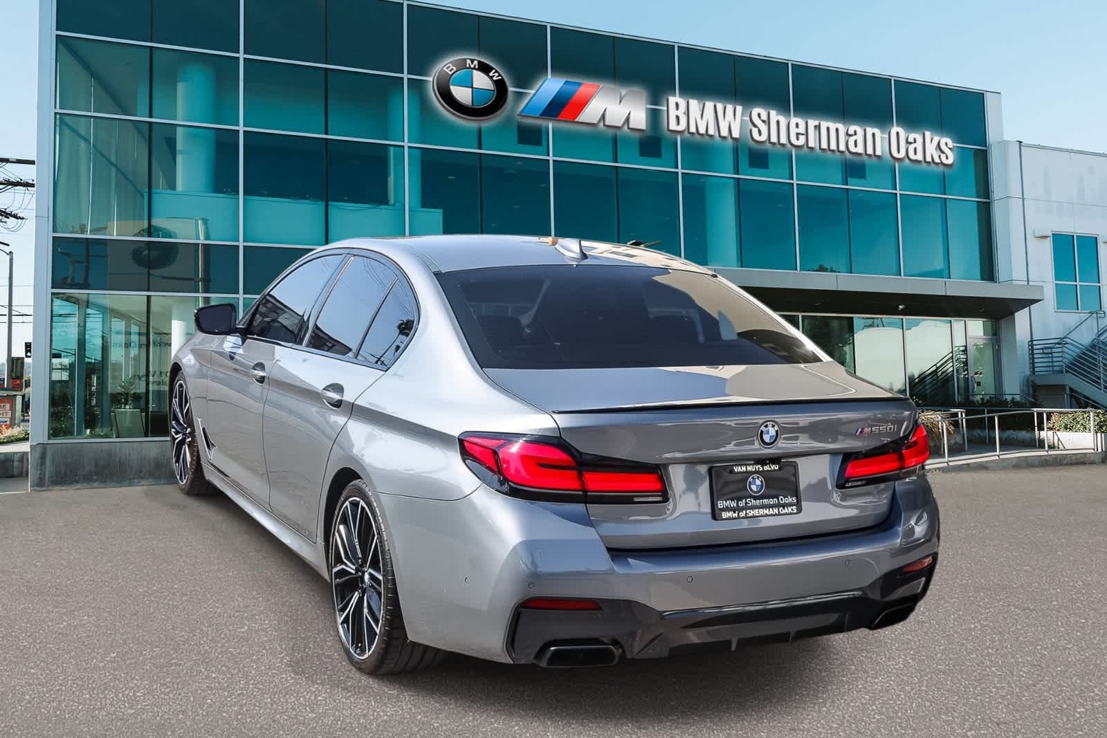 2023 BMW M550i xDrive photo 5