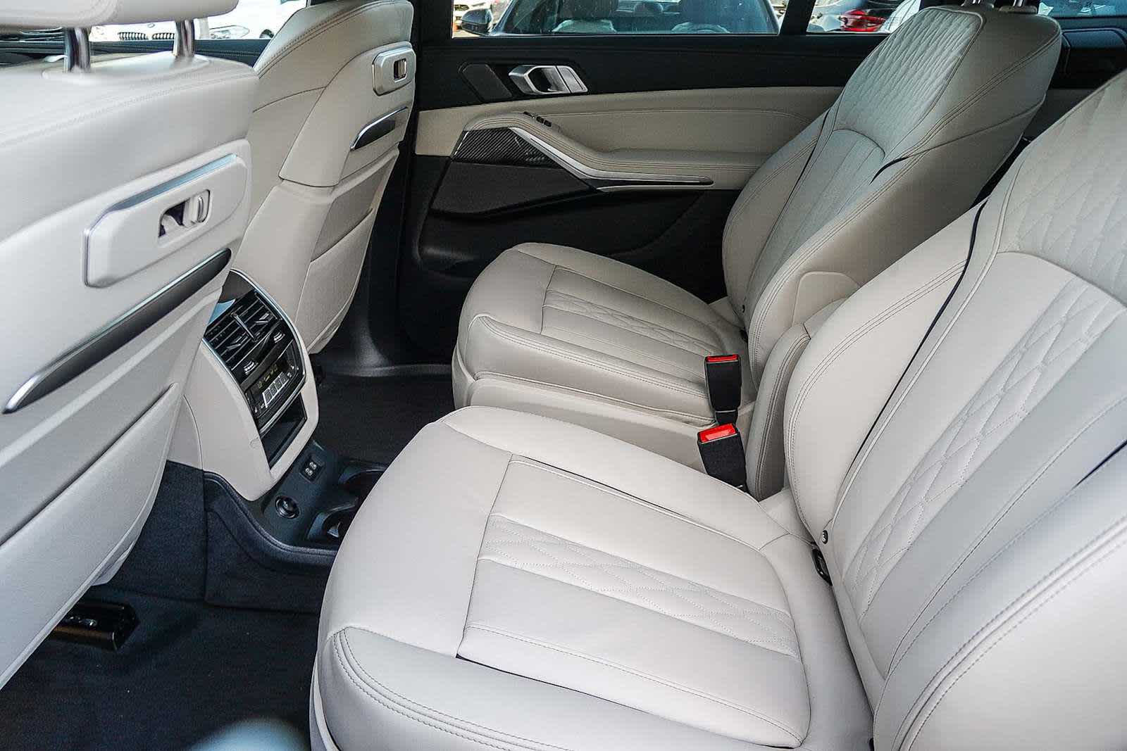 Thumbnail: 2026 BMW X7 - 21