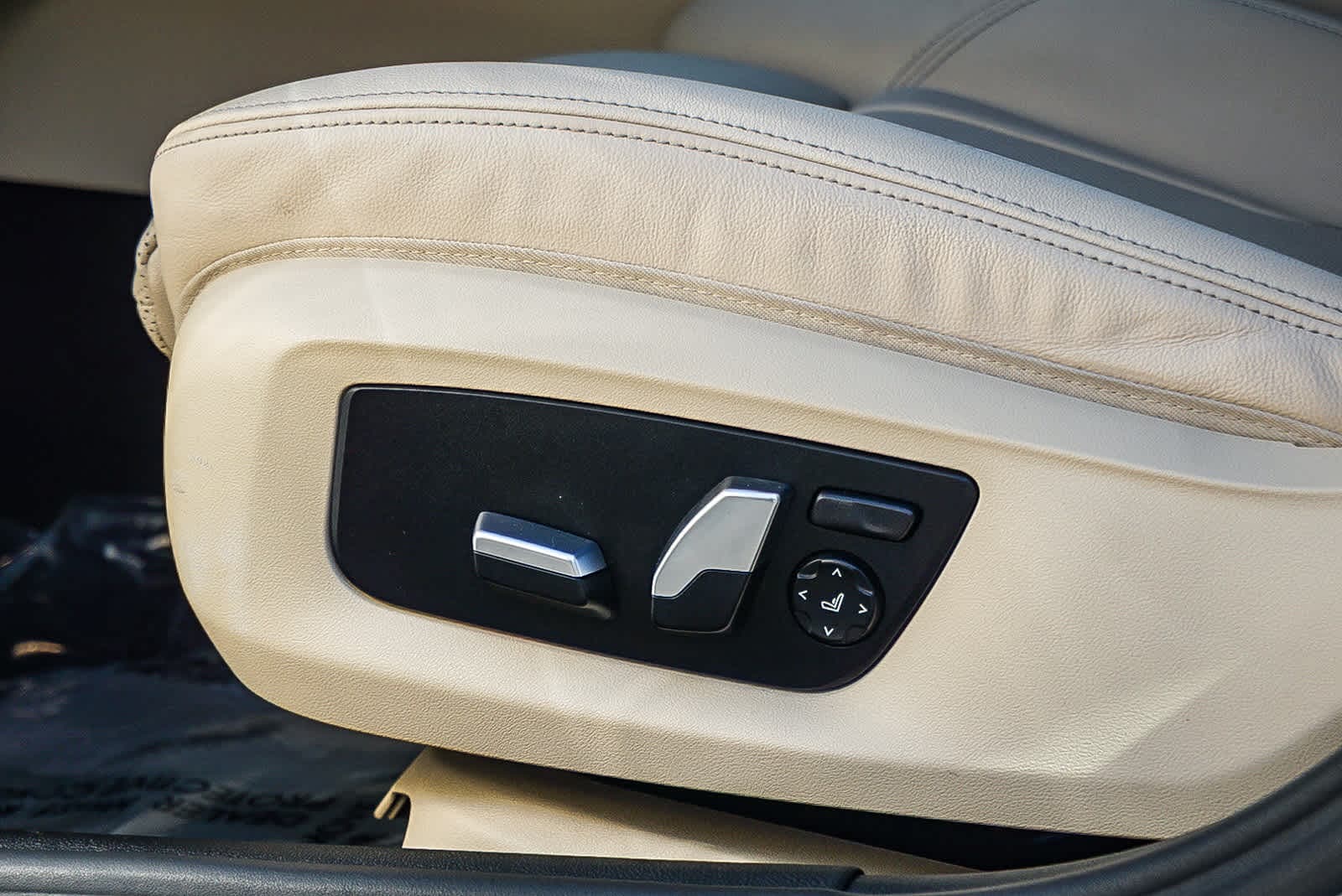 Thumbnail: 2023 BMW 5 Series - 21