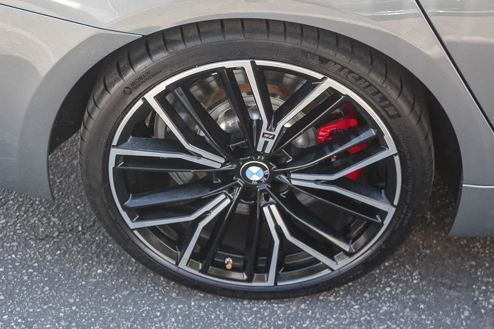 2023 BMW M550i xDrive photo 3