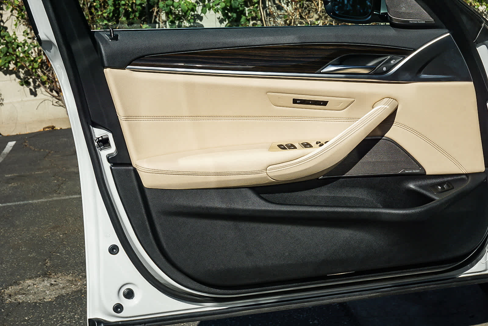 Thumbnail: 2023 BMW 5 Series - 22