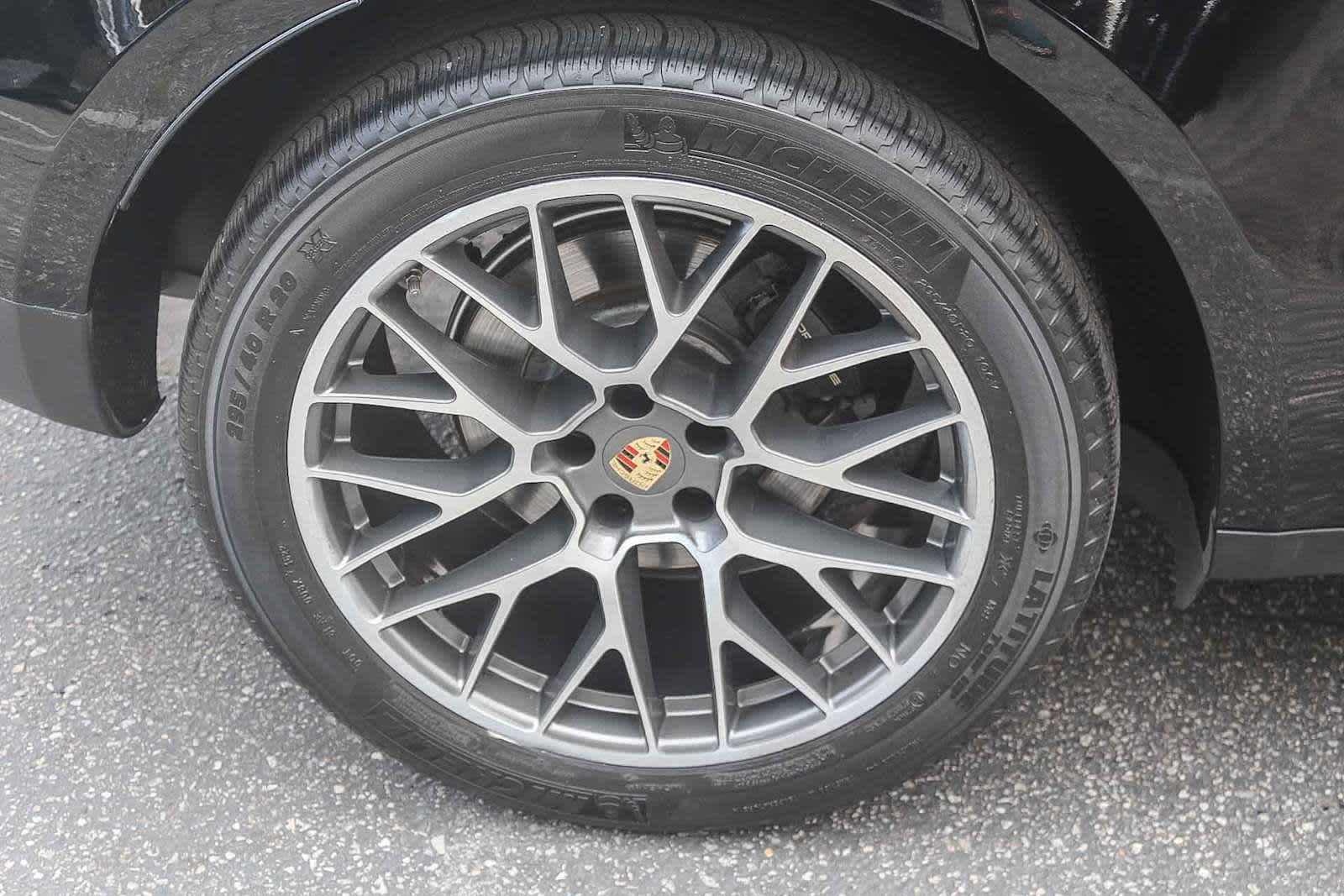 2018 Porsche Macan Sport Edition photo 3