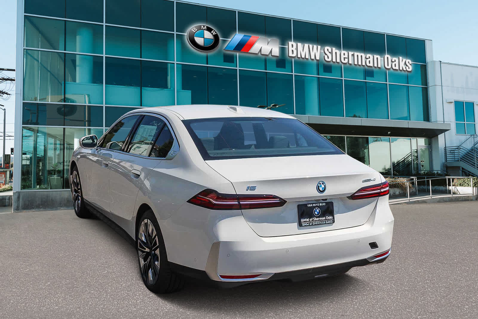 Thumbnail: 2026 BMW i5 - 6