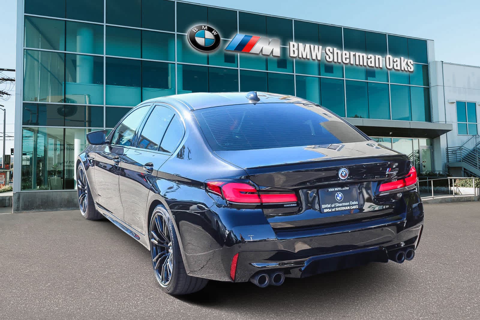 Thumbnail: 2023 BMW M5 - 6
