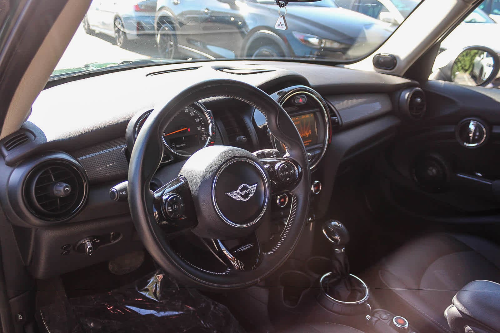 Thumbnail: 2016 MINI Cooper Hardtop - 17