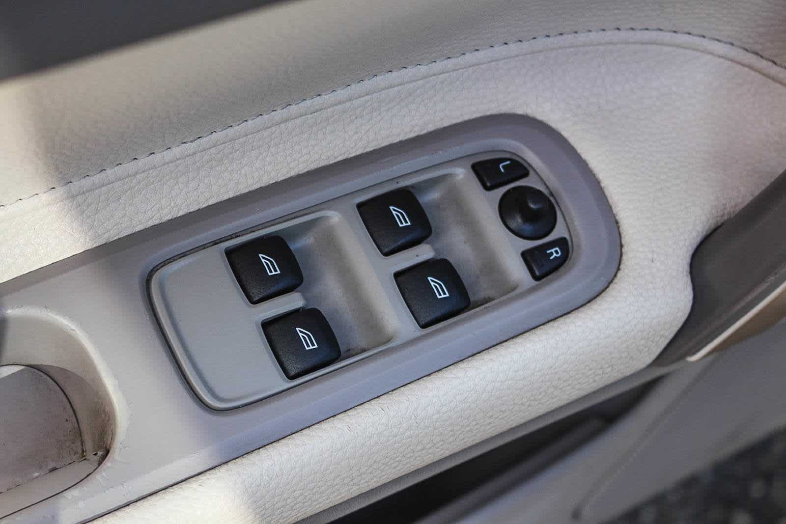 Thumbnail: 2013 Volvo C70 - 18