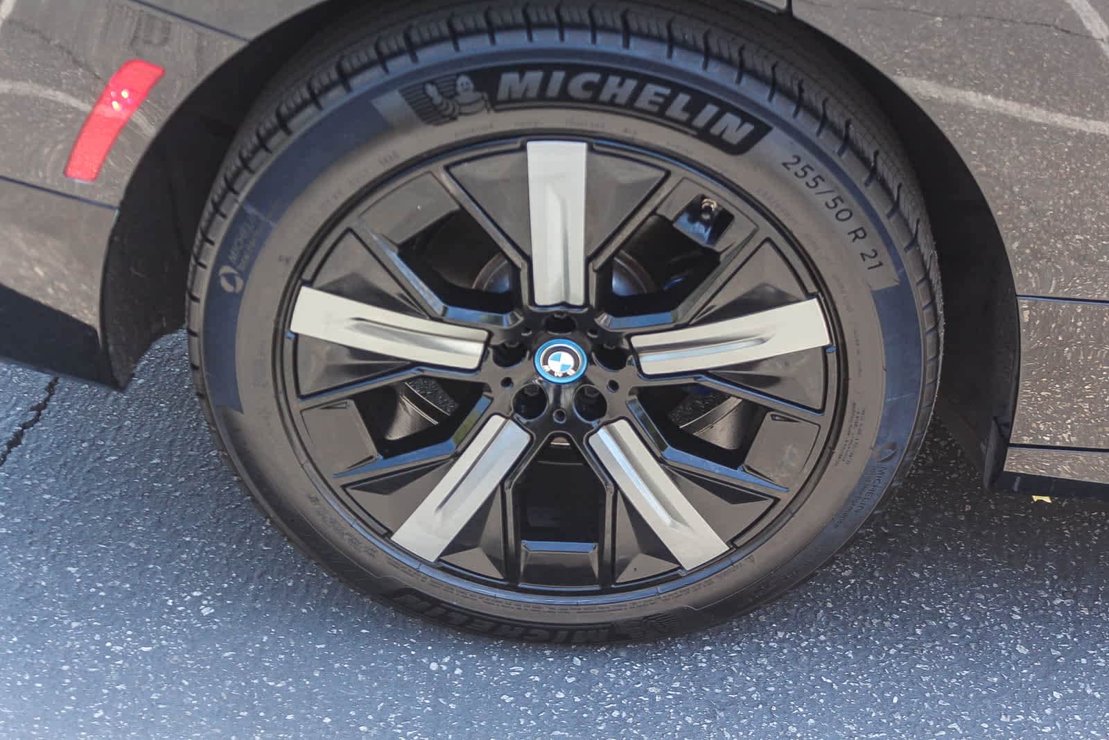 Thumbnail: 2023 BMW iX - 8