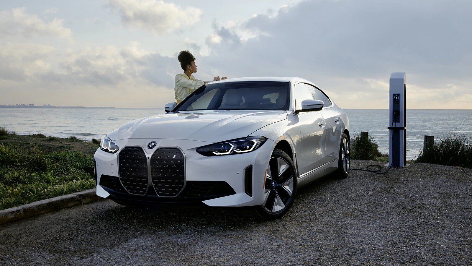BMW-MY23-i4-Overview.png