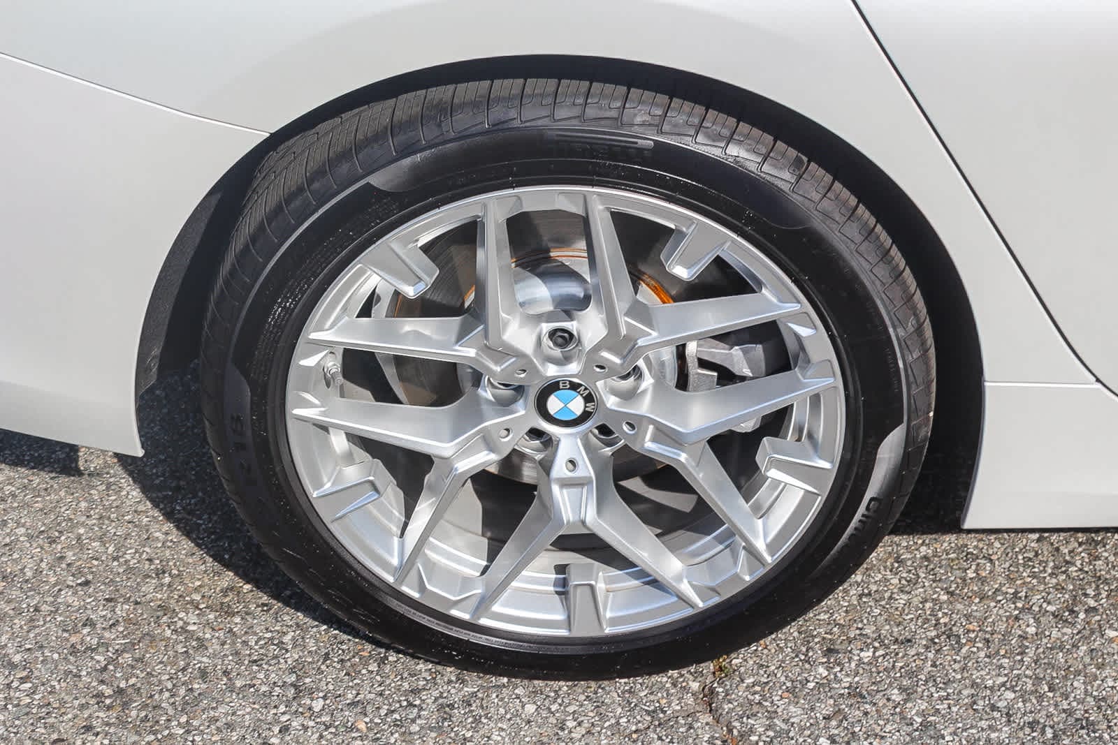 2025 BMW 330i photo 3