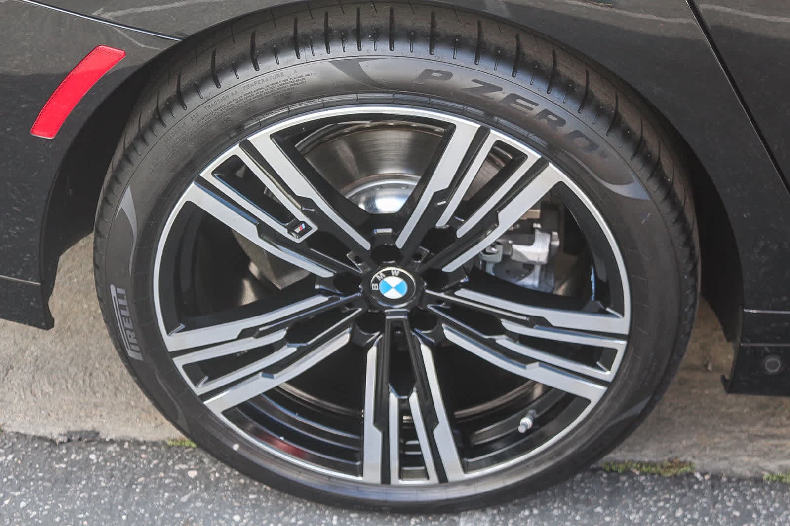 2025 BMW 740i xDrive photo 3