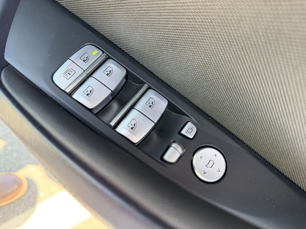 2025 BMW 8 Series 840i - Photo 18