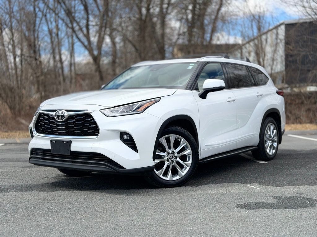 Used 2023 Toyota Highlander L SUV